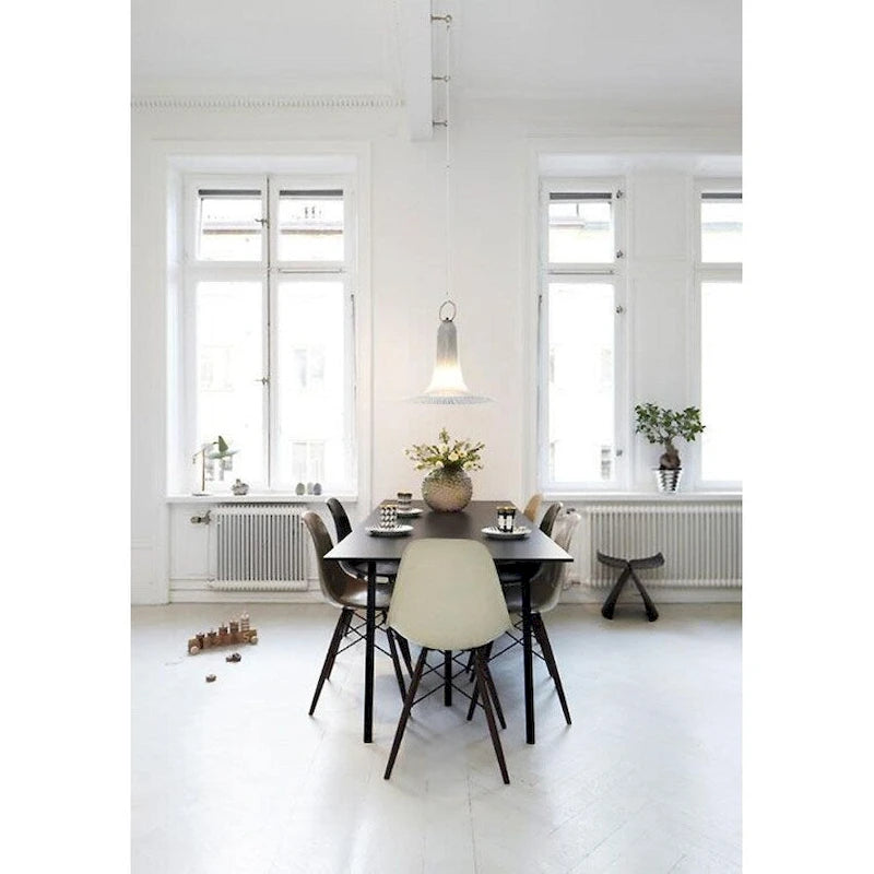 Designová plastová/černá podnož retro židle Eiffel bez područek