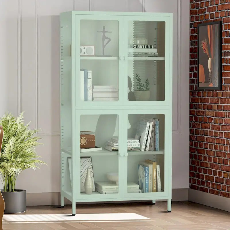 Moderní minimalistická třístranná vitrína z tvrzeného skla se čtyřmi dvířky