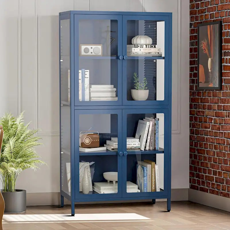 Moderní minimalistická třístranná vitrína z tvrzeného skla se čtyřmi dvířky