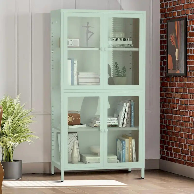 Moderní minimalistická třístranná vitrína z tvrzeného skla se čtyřmi dvířky