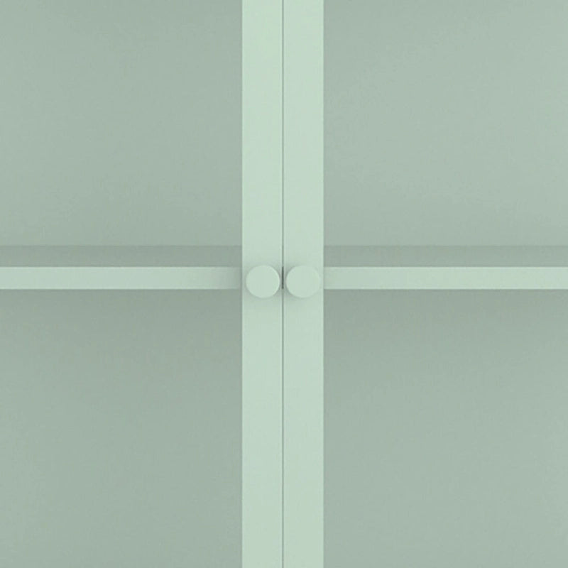 Moderní minimalistická třístranná vitrína z tvrzeného skla se čtyřmi dvířky