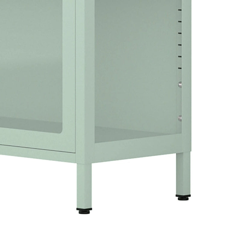 Moderní minimalistická třístranná vitrína z tvrzeného skla se čtyřmi dvířky