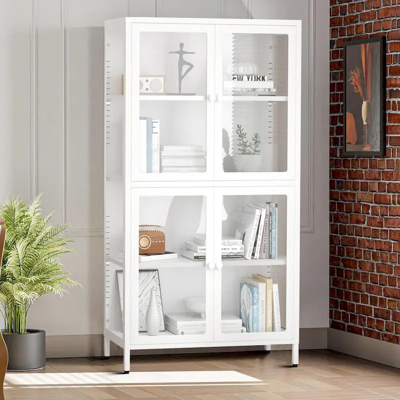 Moderní minimalistická třístranná vitrína z tvrzeného skla se čtyřmi dvířky
