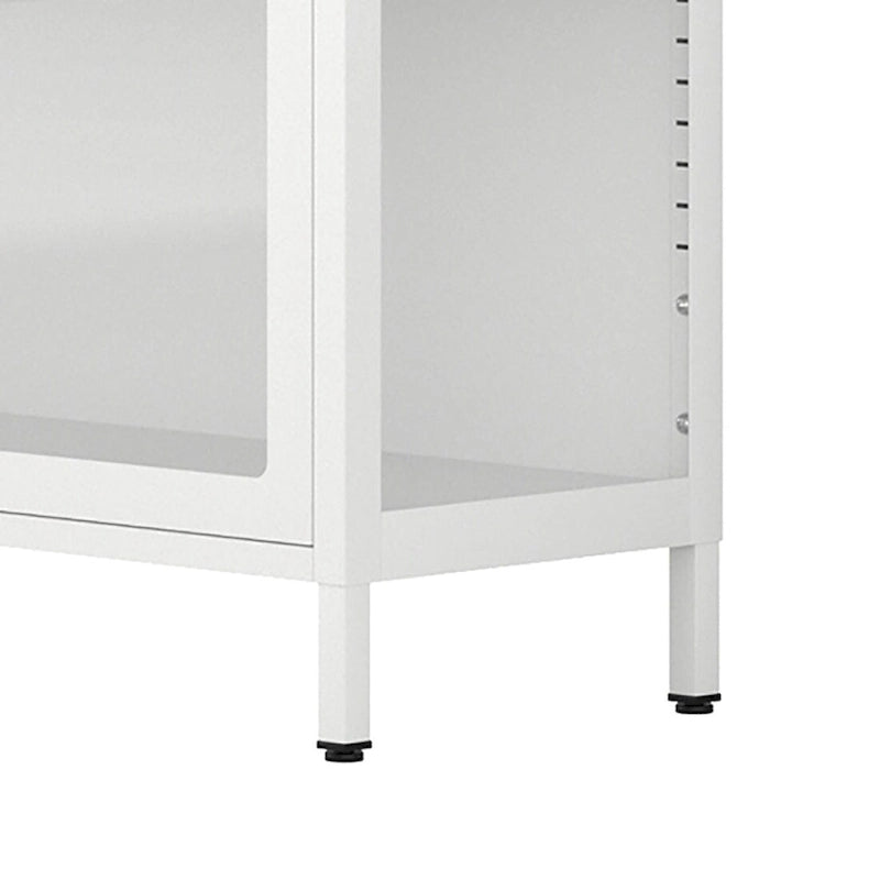 Moderní minimalistická třístranná vitrína z tvrzeného skla se čtyřmi dvířky