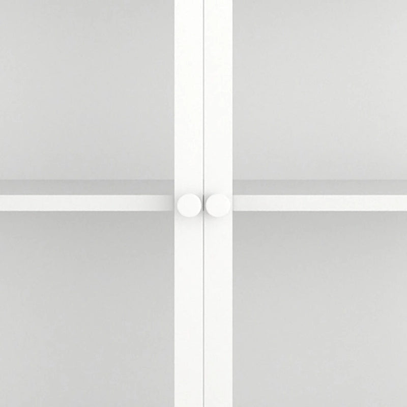 Moderní minimalistická třístranná vitrína z tvrzeného skla se čtyřmi dvířky