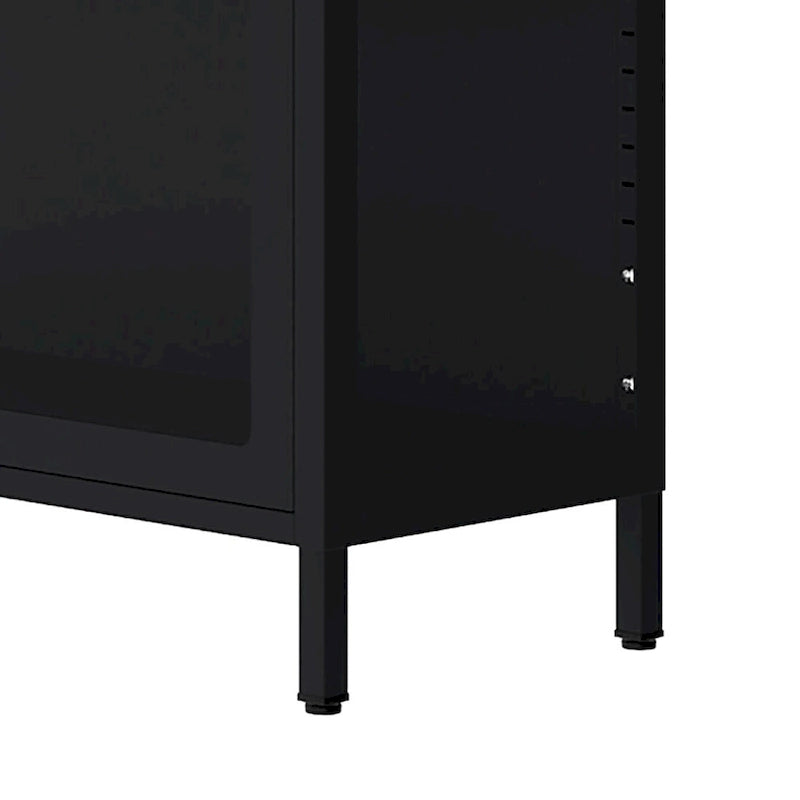 Moderní minimalistická třístranná vitrína z tvrzeného skla se čtyřmi dvířky